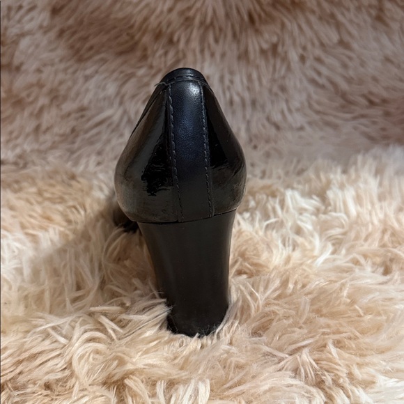 3X HP🌈 Tory Burch Black Patent Leather Logo Heels | Classic Gold Medallion - Picture 8 of 11